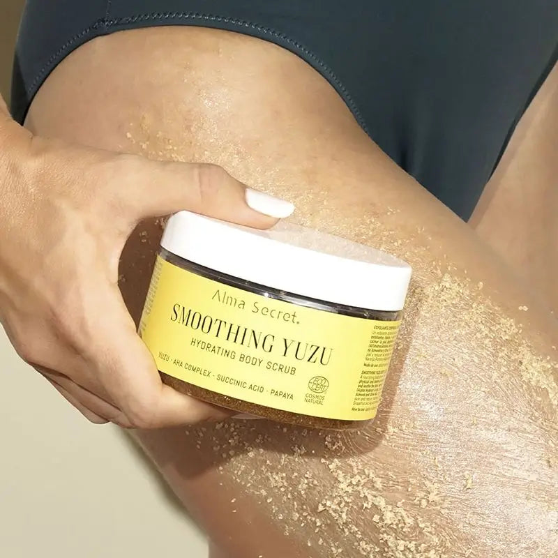 Gommage corporel au Yuzu d'Alma Secret avec Aha, enzyme de papaye et acide succinique