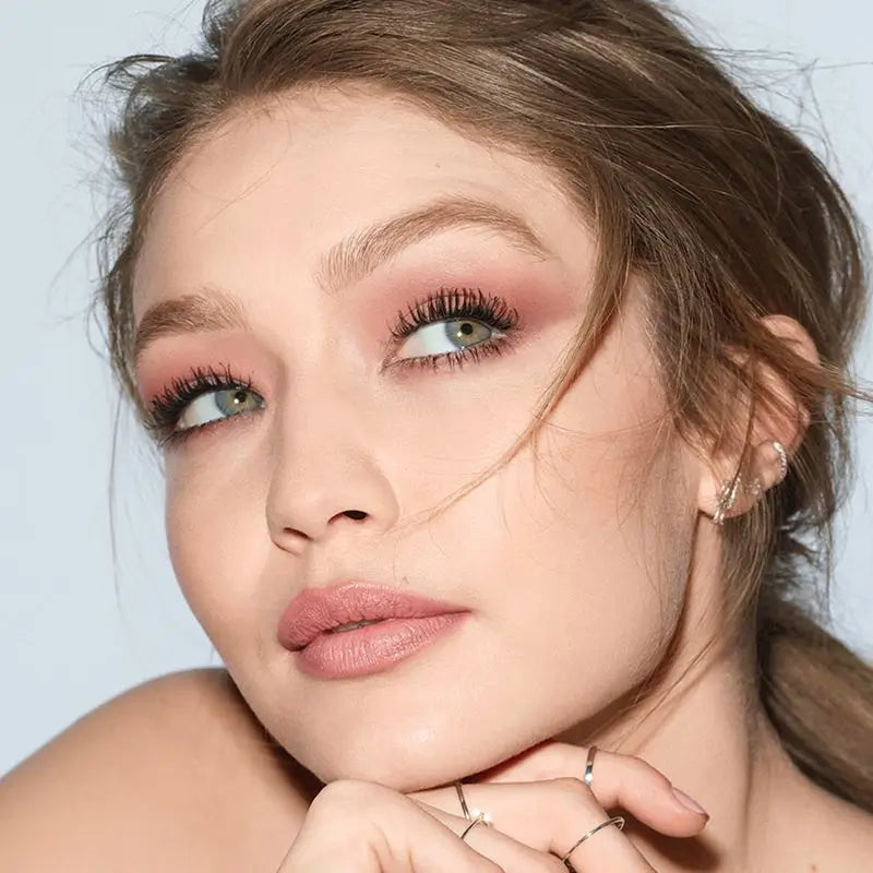 Maybelline New York The Falsies Lash Lift Waterproof Mascara pour un effet lifting des cils.