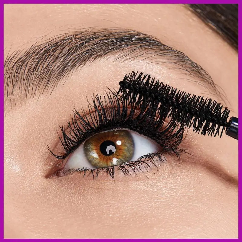 Maybelline New York The Falsies Lash Lift Waterproof Mascara pour un effet lifting des cils.