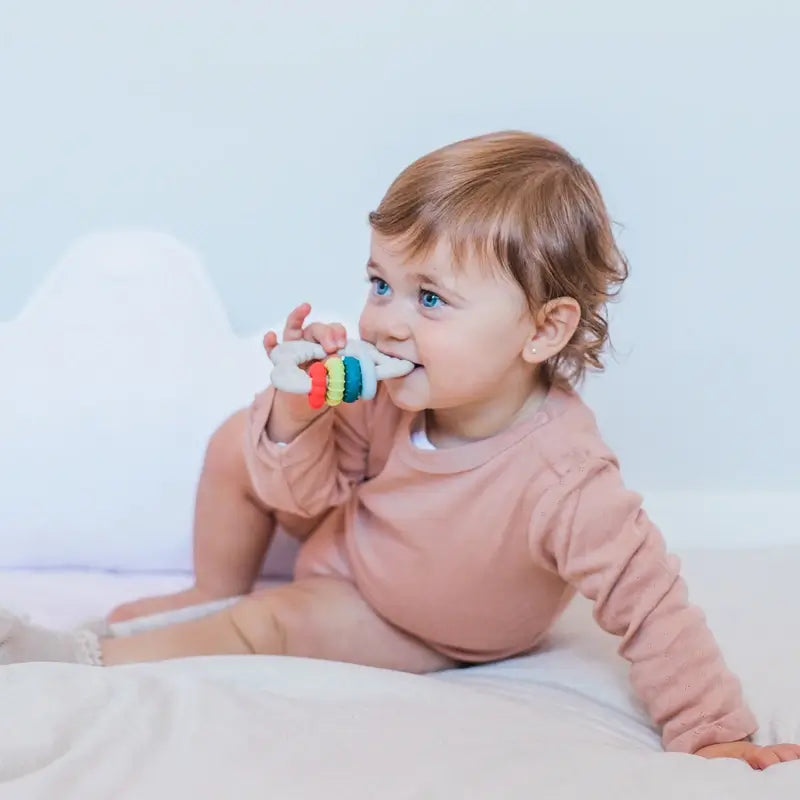 Suavinex Baby Gift Lait pour bébé 300 Ml + Mémoires de Cologne pour bébé 100 Ml + Lingettes + Jouet d'éveil, Bleu