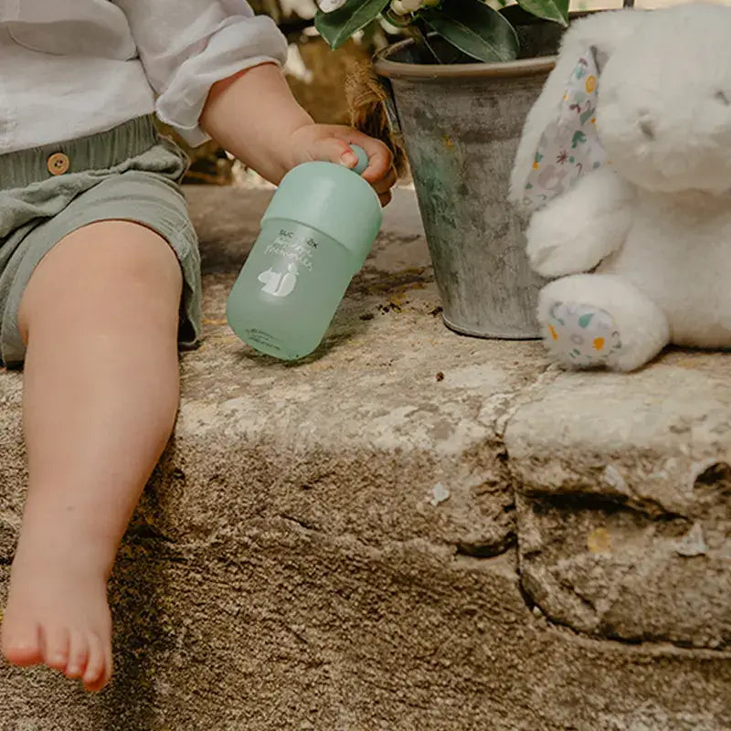 Suavinex Baby Gift Lait pour bébé 300 Ml + Mémoires de Cologne pour bébé 100 Ml + Lingettes + Jouet d'éveil, Bleu